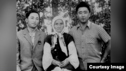 Турусбек, Кубанычбек Нурбековдор, ортодо апасы Алиман. 1959-ж.