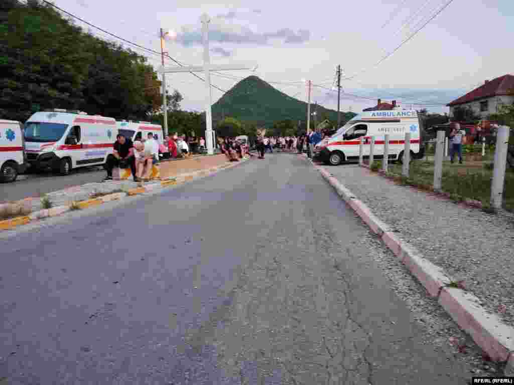 На коловозот може да се забележат неколку амбулантни возила, во Рудари и Звечани.