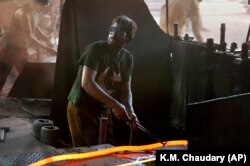 در نتیجه عمیق شدن ورشکستگی اقتصادی پاکستان٬ تعدادی از فابریکه های تولیدی این کشور با خطر رکود کامل مواجه اند.