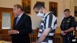 Хади Матар, човекот кој е осомничен дека на 12 август го нападнал Ружди изведен пред Суд.