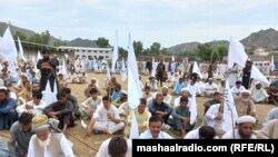 د اګست پر ۲۲مه د مومندو جرګې ته ګڼ مشران او فعالان ورغلي ول.