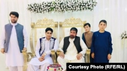 شماری از نزدیکان فدا محمد در محفل عروسی او - مادرش می‌گوید که از یک سال، همسر جوان و تازه عروسش هم با آن‌ها زندگی می‌کند.