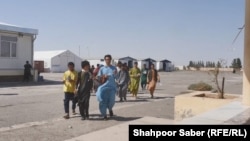 ارشیف: په هرات کې د افغانستان او ایران ترمنځ سرحدي پوله چې هر ورځ پرې ډېری افغانان تګ راتګ کوي.