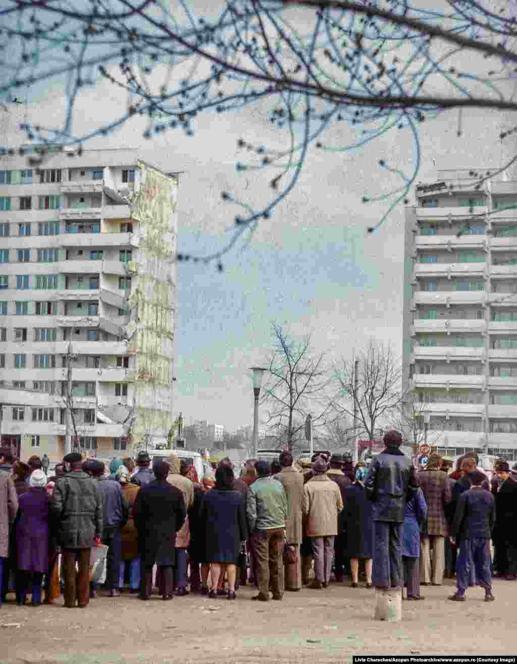 Mulțimile se adună la locul prăbușirii unei clădiri. Fotografie a Liviei Cherecheș.