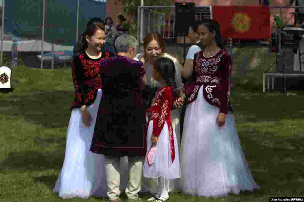 Майрамдык иш-чаранын алкагында кыргыздын ыр-күүлөрү жаңырып, &ldquo;Кыз узатуу&rdquo; салты көрсөтүлдү.