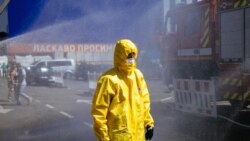 Un salvator ucrainean participă la un exercițiu de salvare în orașul Zaporojie pe 17 august 2022.