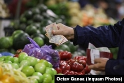Cu aceeaşi bani ca anul trecut, românii pot cumpăra semnificativ mai puţin în acest an.