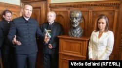 Membri ai partidului de extremă dreapta dezvelesc bustul extremistului Miklós Horthy, regentul Ungariei în perioada 1920-1940, deși ele nu apar în spațiile publice. Bustul a fost amplasat în biroul deputatei Dóra Duró.