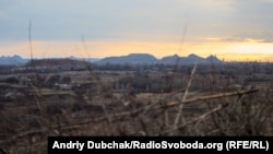 Вид на терикон, захоплений російськими гібридними силами, з позиції українських військових на іншому териконі під містом Золоте Луганської області, грудень 2017 року