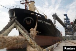 Nava de transport în vrac Brave Commander, sub pavilion libanez, în timpul încărcării cu grâu pentru Etiopia, în portul maritim Pivdennîi din orașul Yujne, regiunea Odesa, Ucraina, 14 august.