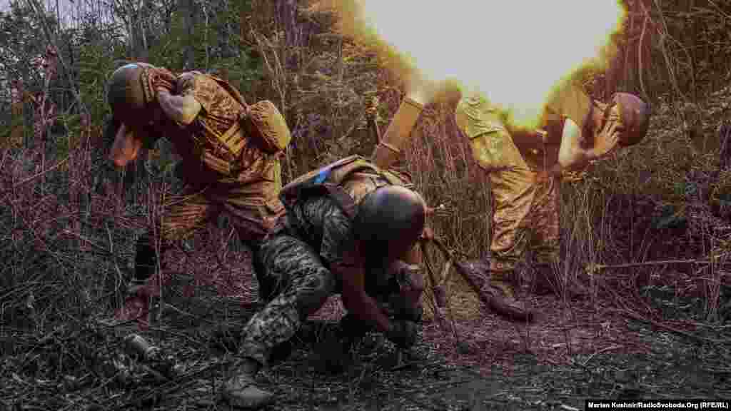 Українські військові ведуть вогонь із міномета калібром 82 міліметри у бік скупчення піхоти російської армії на Соледарському напрямку