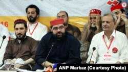 ايمل ولي خان او منظور پشتين په قامي امن جرګه کې. د اګست ۱۶مې انځور