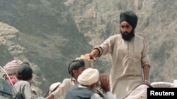 سیک ها و هندو های افغانستان نیز همواره از بد رفتاری ها و ترس از حملات تروریستی شکایت داشته و بسیاری از آنان افغانستان را ترک کرده اند