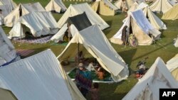 خانه های صد ها هزار نفر در پاکستان در نتیجه سیلاب ها ویران شده و آنان در زیر خیمه ها زنده گی می کنند.