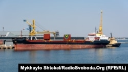 илустрација, брод со пратка на жито на пристаништето во Одеса