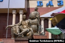 "Дордой" базарындагы чөлмөкчү соодагерлердин айкели. 2022-ж. Бишкек шаары