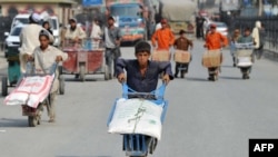 آرشیف- شماری از کودکان افغان در حال انجام کار شاق