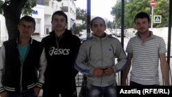 Сөргенлек корбаннарын искә алу чарасында катнашкан егетләр