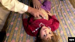 داکتر در حال معاینه یک کودک مبتلا به بیماری تنفسی در ولسوالی سپین بولدک کندهار - عکس از آرشیف