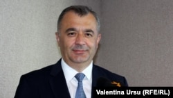 Premierul Ion Chicu în studioul Europei Libere. 