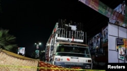 یوشمېر پولیسان د نومبر پر درېیمه هغه کنټېنر ګوري چې پکې عمران خان سپور وو او ورباندې ډزې وشوې - د نومبر درېیمې انځور.