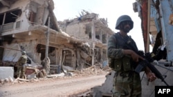 د پوځ سرتېري د میرامشا په ړنګ بازار کې پهره ورکوي - د ۲۰۱۴ز کال د جولای نهمې انځور.