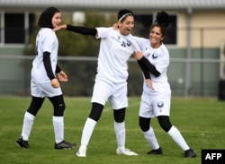 سه تن از اعضای تیم فوتبال دختران افغان که در آسترالیا زنده گی می کنند و در رقابت های فوتبال نیز سهم می گیرند