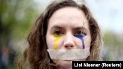 Жінка на протесті «Справжня ціна російського газу та нафти» у Берліні. Ілюстративне фото