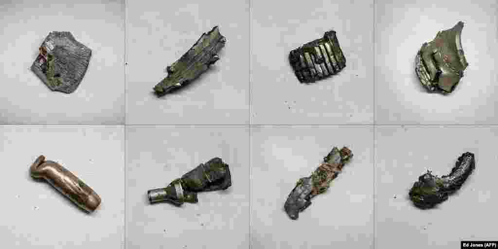 Фото монтажа направена на 20 април на која се прикажани парчиња шрапнели и куршум (долу лево) кои хирурзите во воената болница во Запорожје ги извадиле од ранетите украински војници.&nbsp;