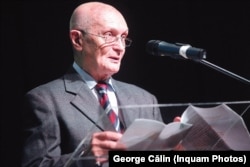 Dinu Zamfirescu a fost cumpărat la propriu în 1975 de cumnatul său și a plecat la Paris. După revoluție, s-a întors în România unde a reluat activitatea în PNL. Regimul Ceaușescu vindea pașapoarte etnicilor evrei și germani pe sume consistente plătite de Israel și Germania, iar dacă găsea „cumpărători”, vindea și români.