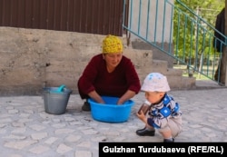 Нурайым Кожаналиева колго кир жууп жатат.