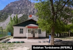 Тарылга айылындагы Айбаш Семетеев атындагы мектеп.