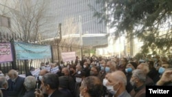 تعدادی از متقاعدین اعتراض کننده در شهر کرمانشاه ایران 