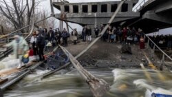 Luni, în 7 martie, locuitori din Irpin continuă să încerce să părăsească orașul. În această localitate de lângă Kiev, ruta folosită de civili a fost bombardată în zilele trecute. Forțele ruse continuă să se apropie de Kiev, transmite Reuters.