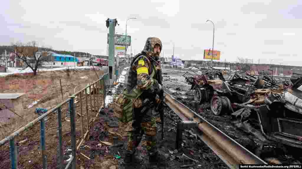 Бу Украин хәрбие: &quot;Әниләр, карагыз, ир-атларыгыз безгә килсә, ни буласын. Нигә аларны монда җибәрәсез? Бөтен колонналары белән кырып салачакбыз, әмма Украинаны бирмәячәкбез. Русия хәрбиләрен күбрәк яндырган саен, сезгә күбрәк табутлар озаткан саен, аларның монда килү теләге азрак булачак&quot;, ди.