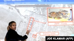 Голова МАГАТЕ Рафаель Маріано Ґроссі показує енергоблоки Запорізької АЕС на мапі під час пресконференції, 4 березня 2022 року