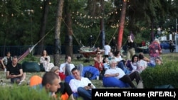 Precizările INS, în loc să limpezească lucrurile, au creat confuzie în rândul celor care s-au autorecenzat. De unde a pornit totul? Imagine generică de la un eveniment din București. 