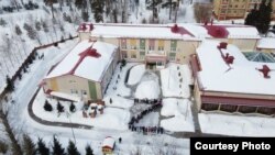 Protestatarii, în mare parte copii bolnavi de cancer și însoțitorii acestora, au pozat în forma literei „Z”, în mijlocul frigului.