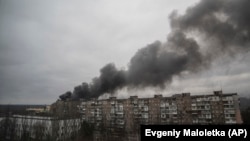 Украина -- Облак чад се издигнува од зграда по гранатирање на руските сили во пристанишниот град Мариупол. 4 март 2022 година.