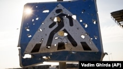 Знак пішохідного переходу неподалік руїн Донецького аеропорту, 25 лютого 2015 року