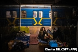 Жители Киева укрываются в метро от российского ракетного удара, 8 марта 2022 года