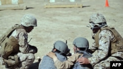 نیروهای امریکایی در حال دادن آموزش به سربازان پولیس افغانستان