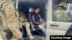 Кайрат Сатыбалдыны Коррупцияга каршы күрөшүү кызматы кармаган учур. Сүрөт kozachkov offside Телеграм каналынан алынган.