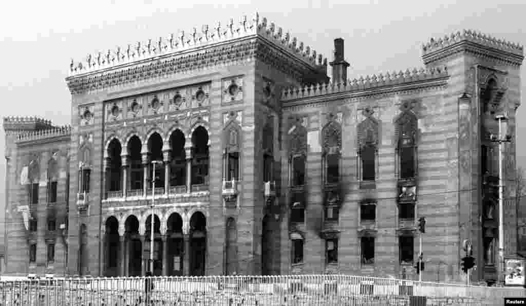 Sarajevska vijećnica&nbsp;je u noći između 25. i 26. augusta 1992. pogođena artiljerijskim projektilima sa položaja Vojske Republike Srpske iznad Sarajeva. Uništeno je oko dva miliona jedinica bibliotečkog fonda. Slika lijevo je iz 1992. godine, a desno iz 2012. &nbsp; 