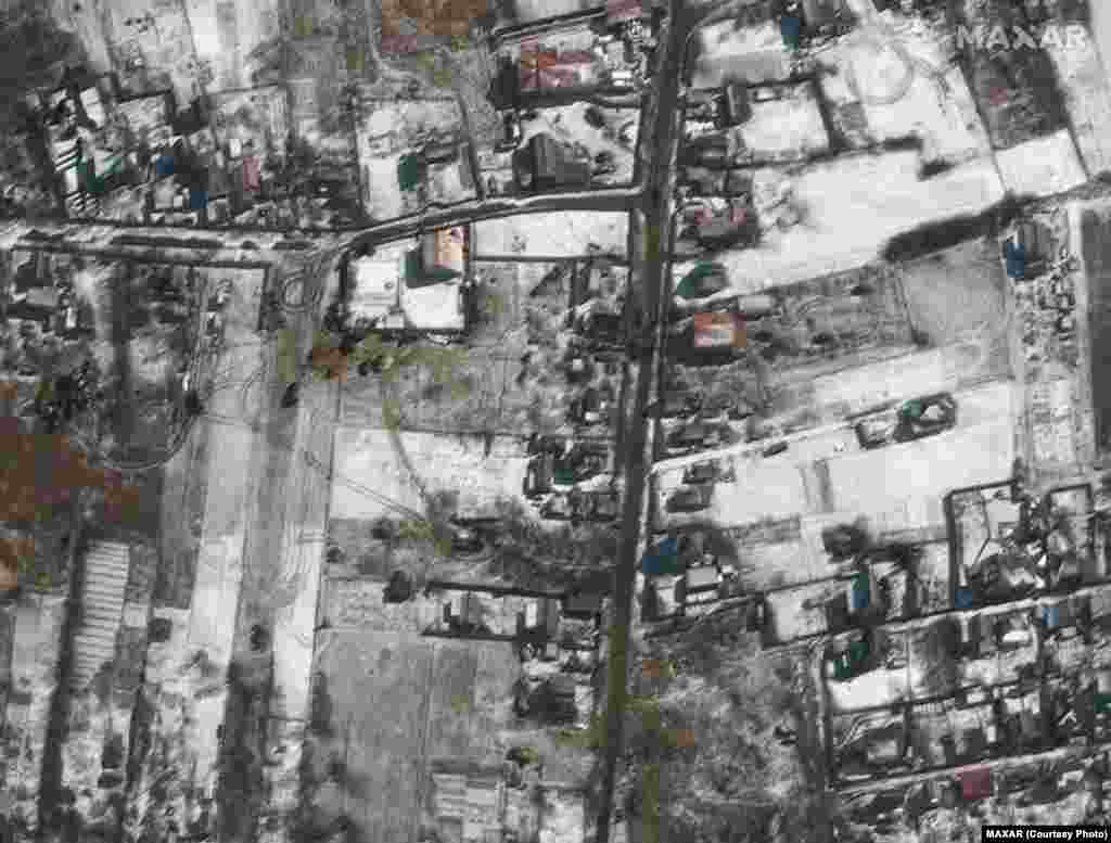 Руски военни машини, разположени в Озера, североизточно от летище &bdquo;Антонов&ldquo;.