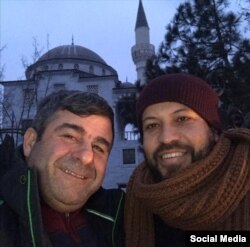 Исмаил Хажыоглу (солдо) жана мечиттин имамы Мехмет Йуже (оңдо).