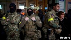 Бойци от Великобритания на централната гара в Лвов, 5 март.
