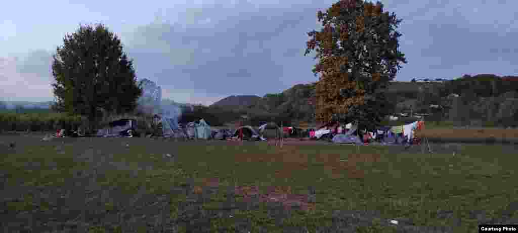 Migranti koji nemaju šatore, borave ispod najlona. U blizini lože vatru i suše veš.