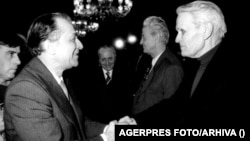 Ion Iliescu și Corneliu Coposu la masa rotundă organizată de Consiliul Frontului Salvării Naționale (CFSN), la acel moment guvernul neutru al României. 11 ianuarie 1990.
