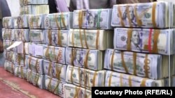 د افغانستان بانک ته د ډالرو سپارل، انځور - ارشيف